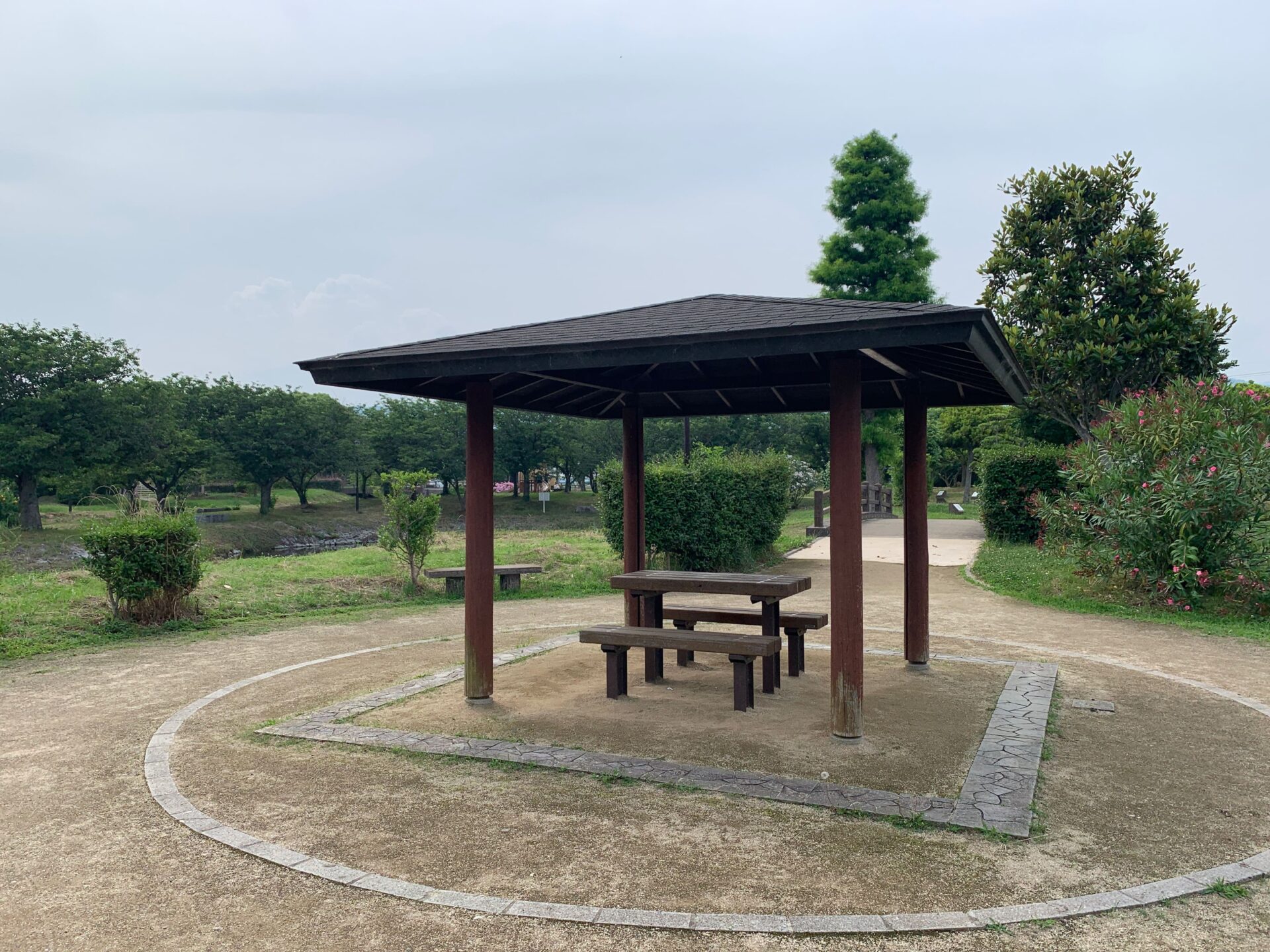 福徳泉公園　屋根付きの休憩スペース